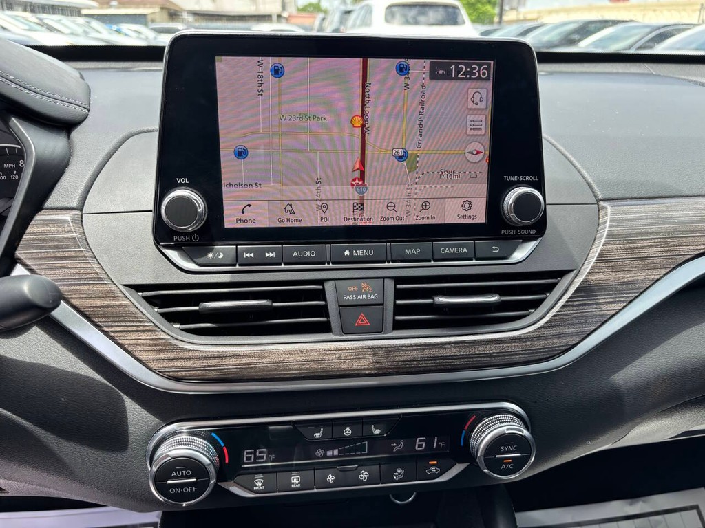 Nissan Altima Vehicle Full-screen Gallery Image 20