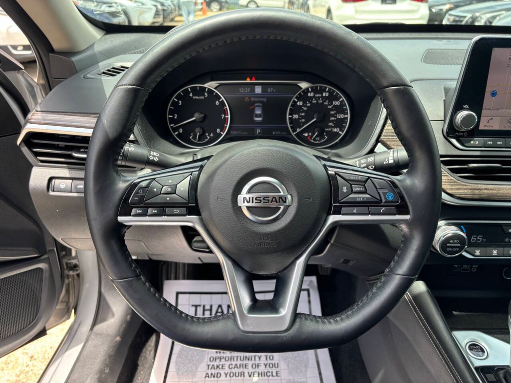 Nissan Altima Vehicle Full-screen Gallery Image 23