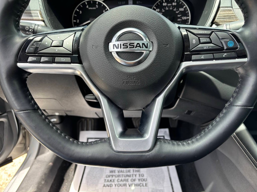 Nissan Altima Vehicle Full-screen Gallery Image 24