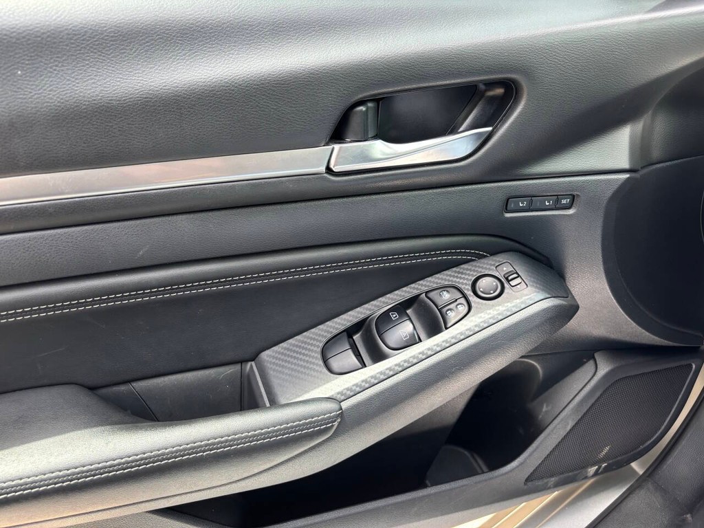 Nissan Altima Vehicle Full-screen Gallery Image 26