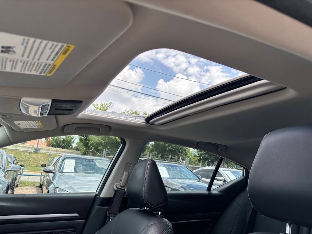Nissan Altima Vehicle Full-screen Gallery Image 28