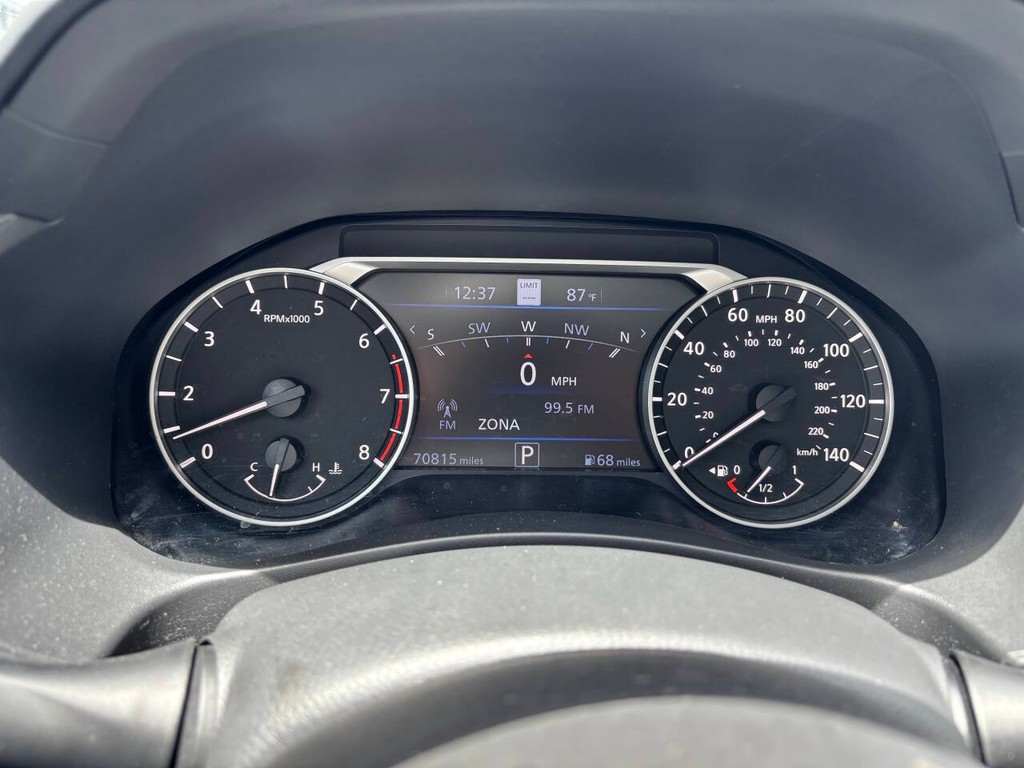 Nissan Altima Vehicle Full-screen Gallery Image 29