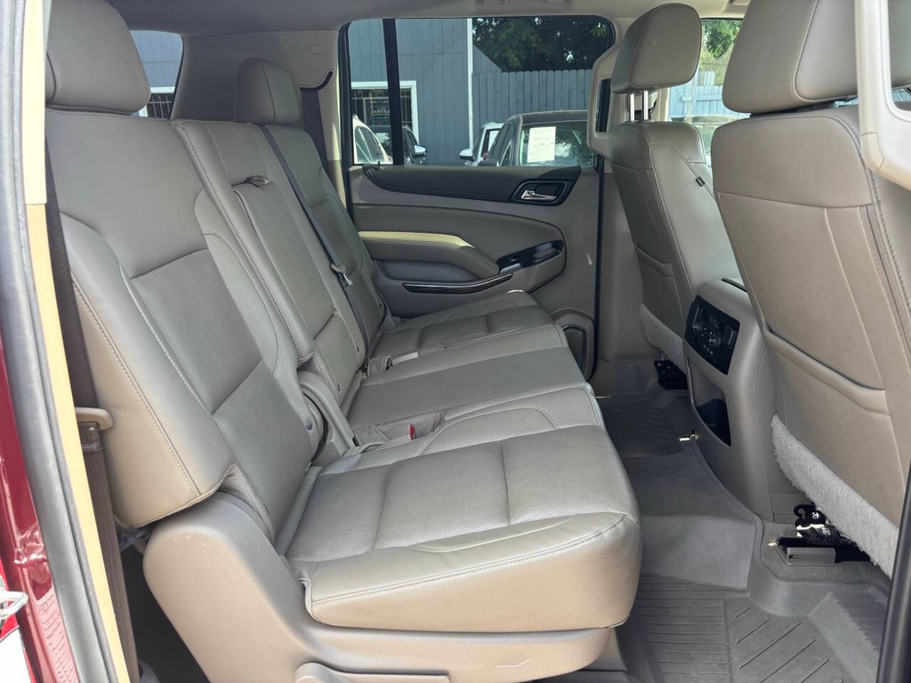 GMC Yukon XL Vehicle Full-screen Gallery Image 16