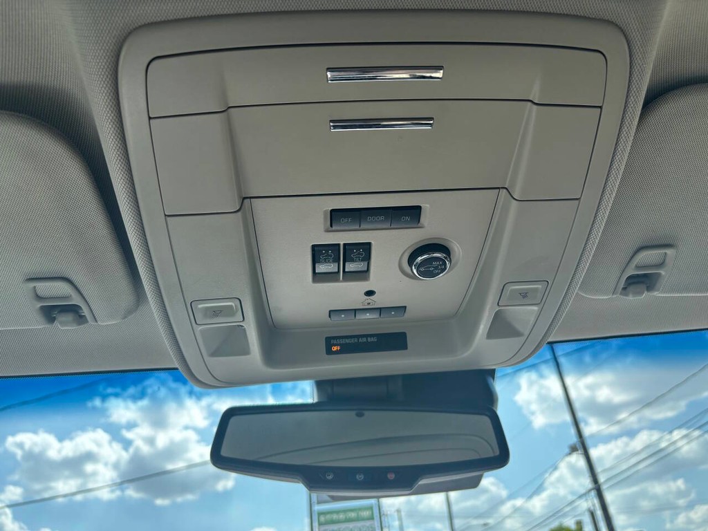 GMC Yukon XL Vehicle Full-screen Gallery Image 28