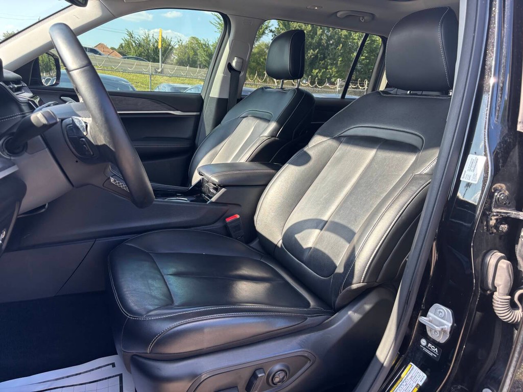 Jeep Grand Cherokee L Vehicle Full-screen Gallery Image 09