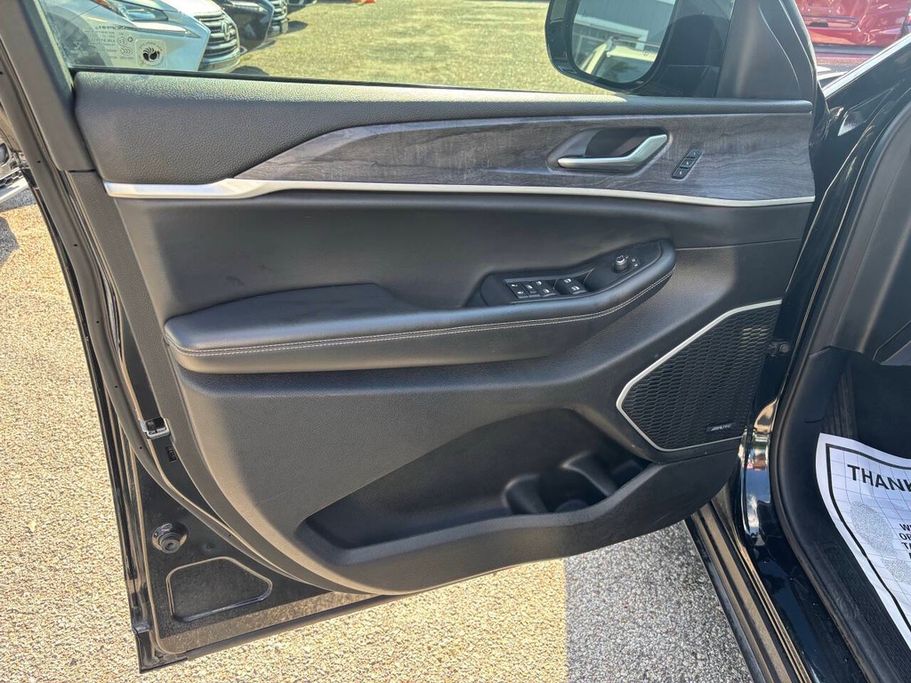 Jeep Grand Cherokee L Vehicle Full-screen Gallery Image 10
