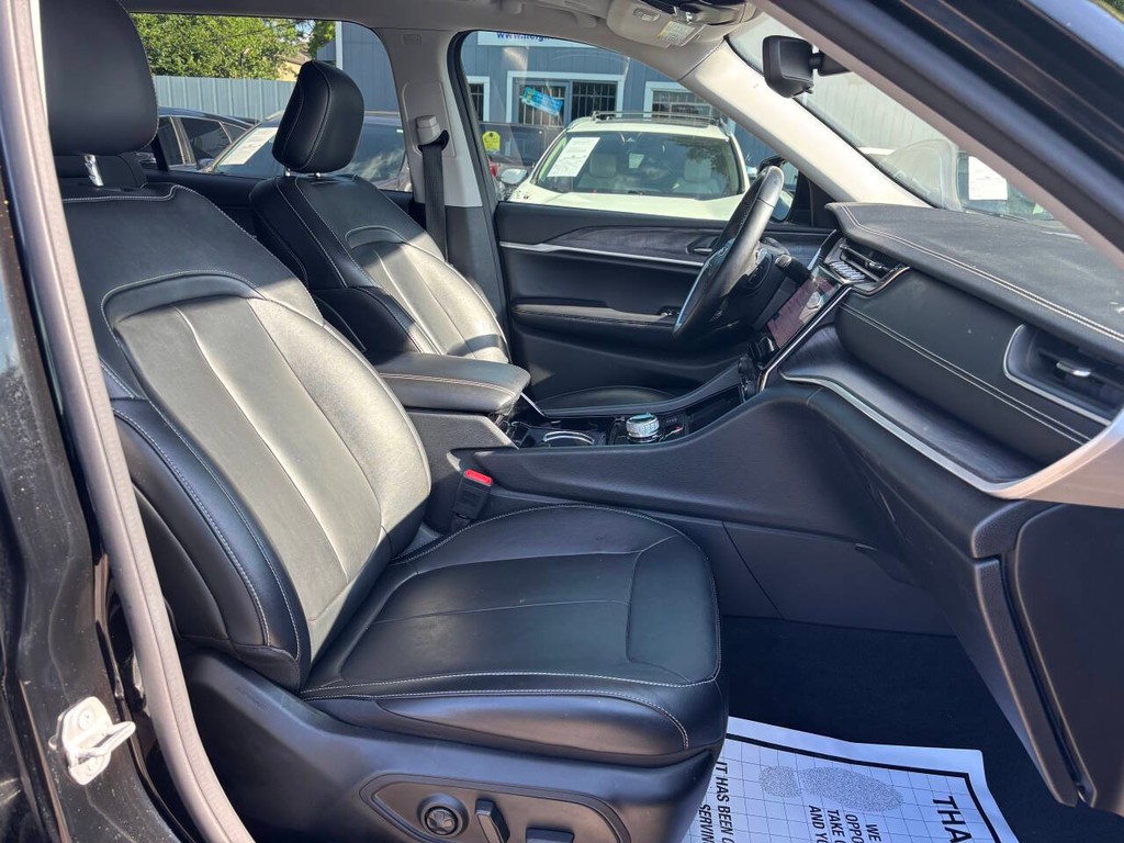 Jeep Grand Cherokee L Vehicle Full-screen Gallery Image 12