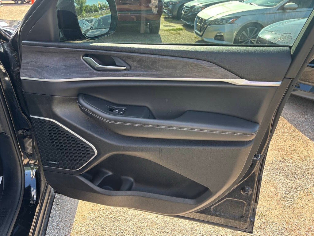 Jeep Grand Cherokee L Vehicle Full-screen Gallery Image 13