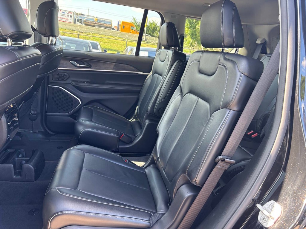 Jeep Grand Cherokee L Vehicle Full-screen Gallery Image 14