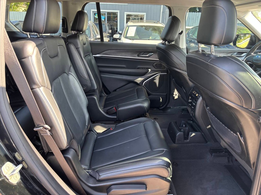 Jeep Grand Cherokee L Vehicle Full-screen Gallery Image 16