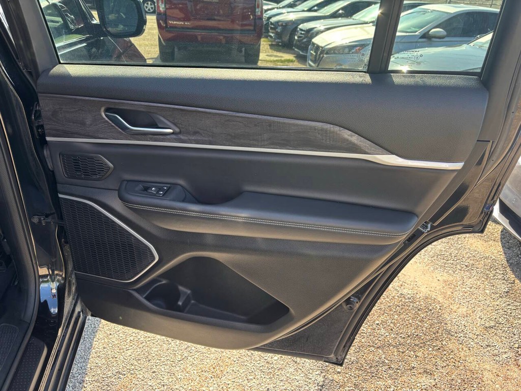 Jeep Grand Cherokee L Vehicle Full-screen Gallery Image 17