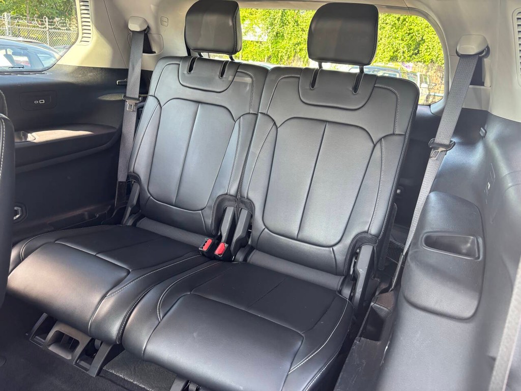 Jeep Grand Cherokee L Vehicle Full-screen Gallery Image 18