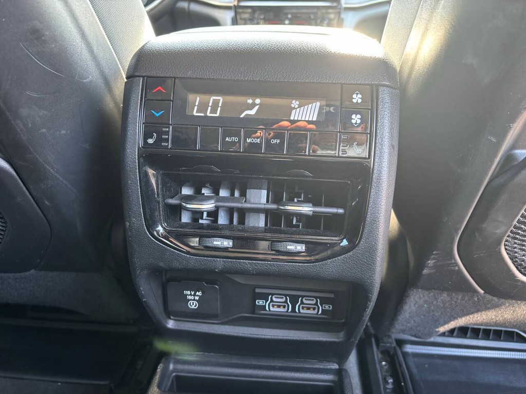 Jeep Grand Cherokee L Vehicle Full-screen Gallery Image 20