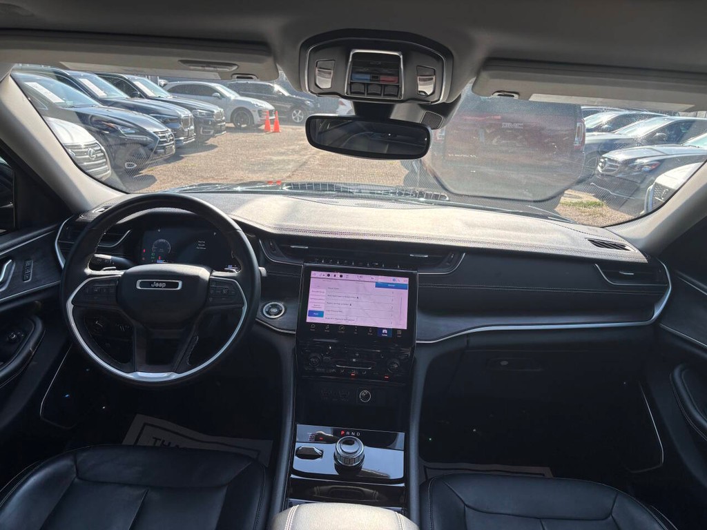 Jeep Grand Cherokee L Vehicle Full-screen Gallery Image 22