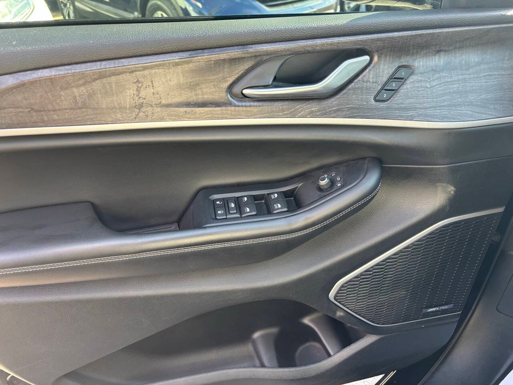 Jeep Grand Cherokee L Vehicle Full-screen Gallery Image 29