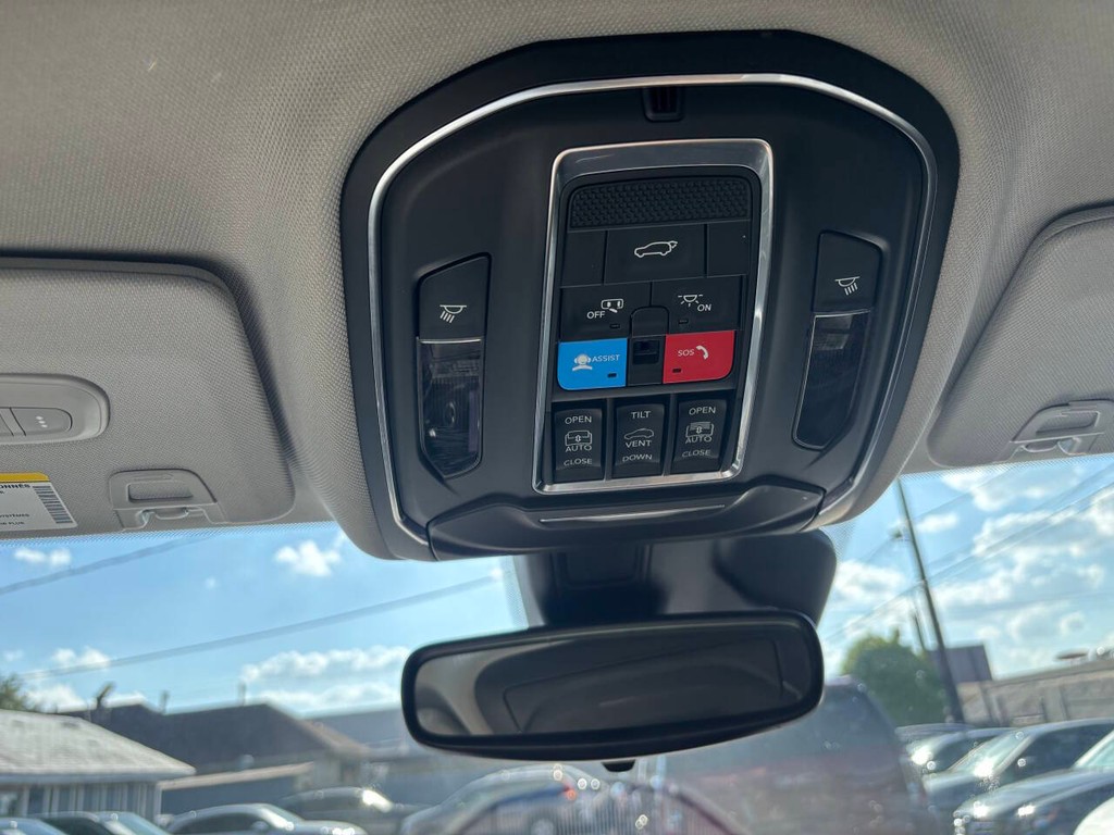 Jeep Grand Cherokee L Vehicle Full-screen Gallery Image 30
