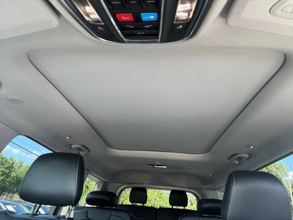Jeep Grand Cherokee L Vehicle Full-screen Gallery Image 31