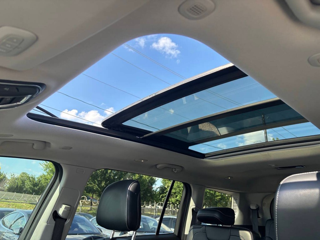 Jeep Grand Cherokee L Vehicle Full-screen Gallery Image 33