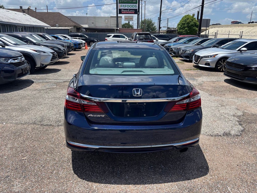 Honda Accord Sedan Vehicle Full-screen Gallery Image 06
