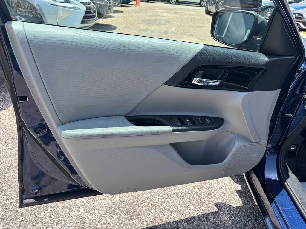 Honda Accord Sedan Vehicle Full-screen Gallery Image 10