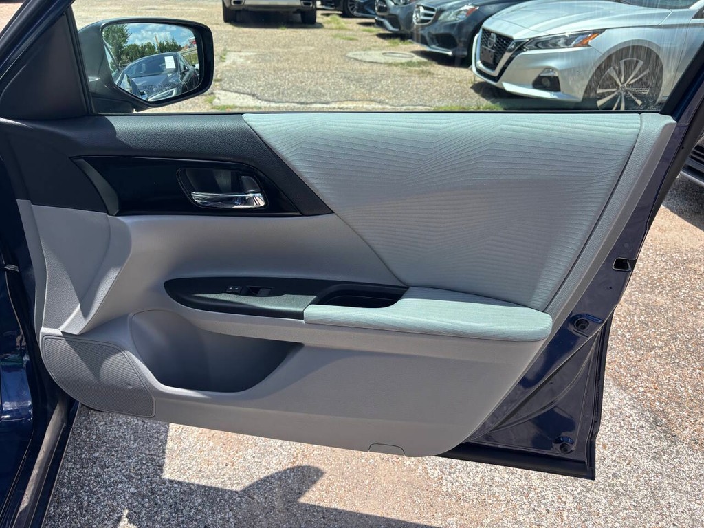 Honda Accord Sedan Vehicle Full-screen Gallery Image 13