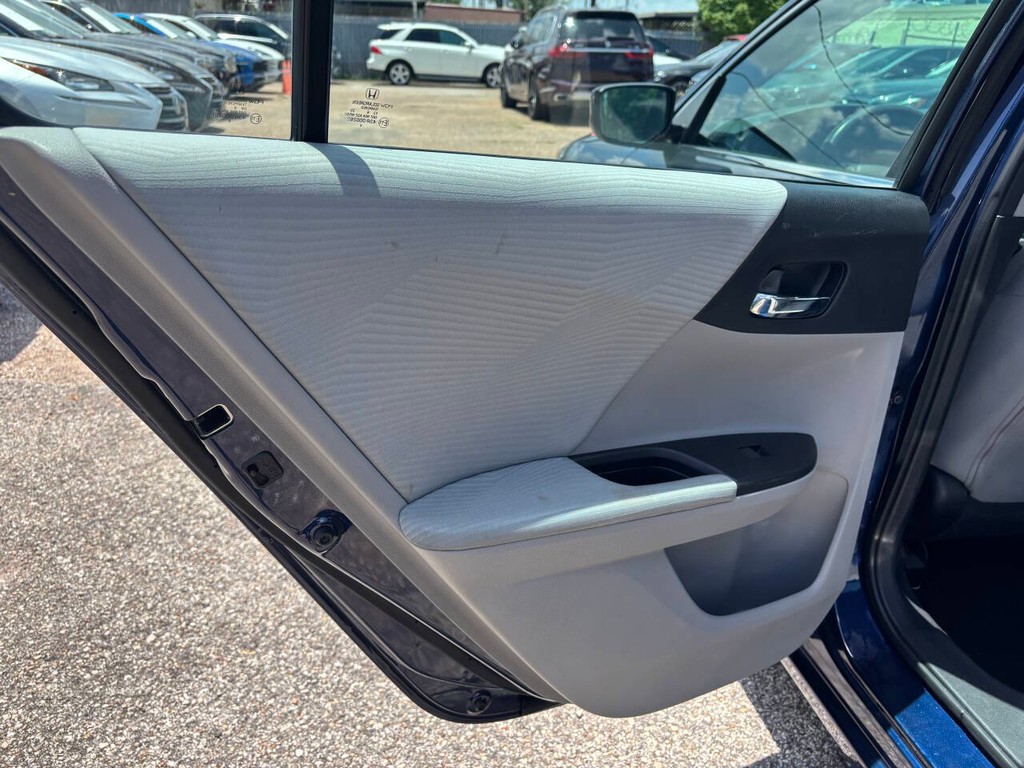 Honda Accord Sedan Vehicle Full-screen Gallery Image 15