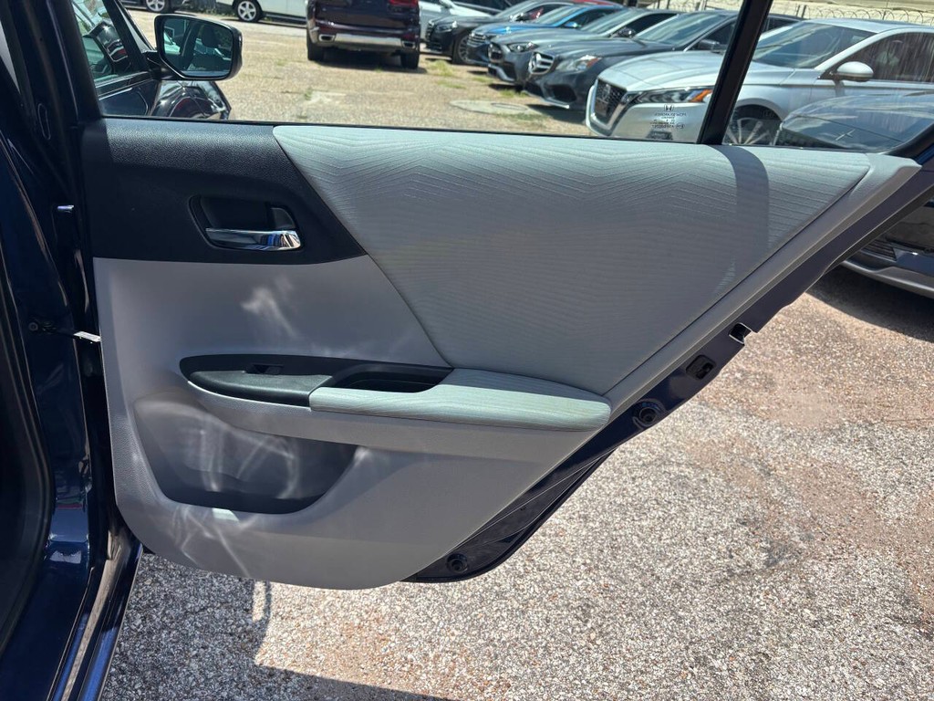 Honda Accord Sedan Vehicle Full-screen Gallery Image 17