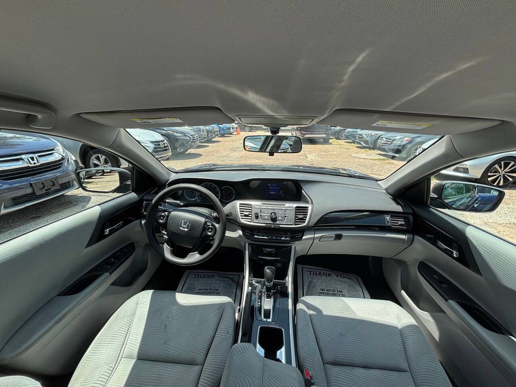 Honda Accord Sedan Vehicle Full-screen Gallery Image 18