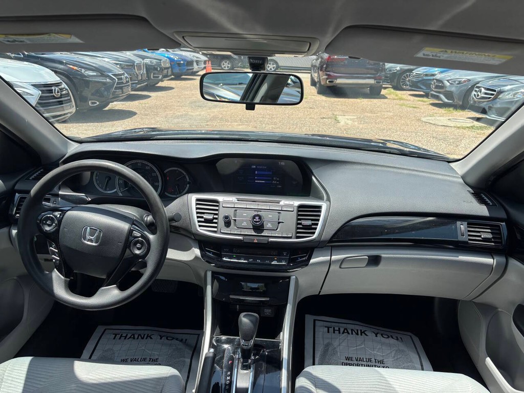 Honda Accord Sedan Vehicle Full-screen Gallery Image 19