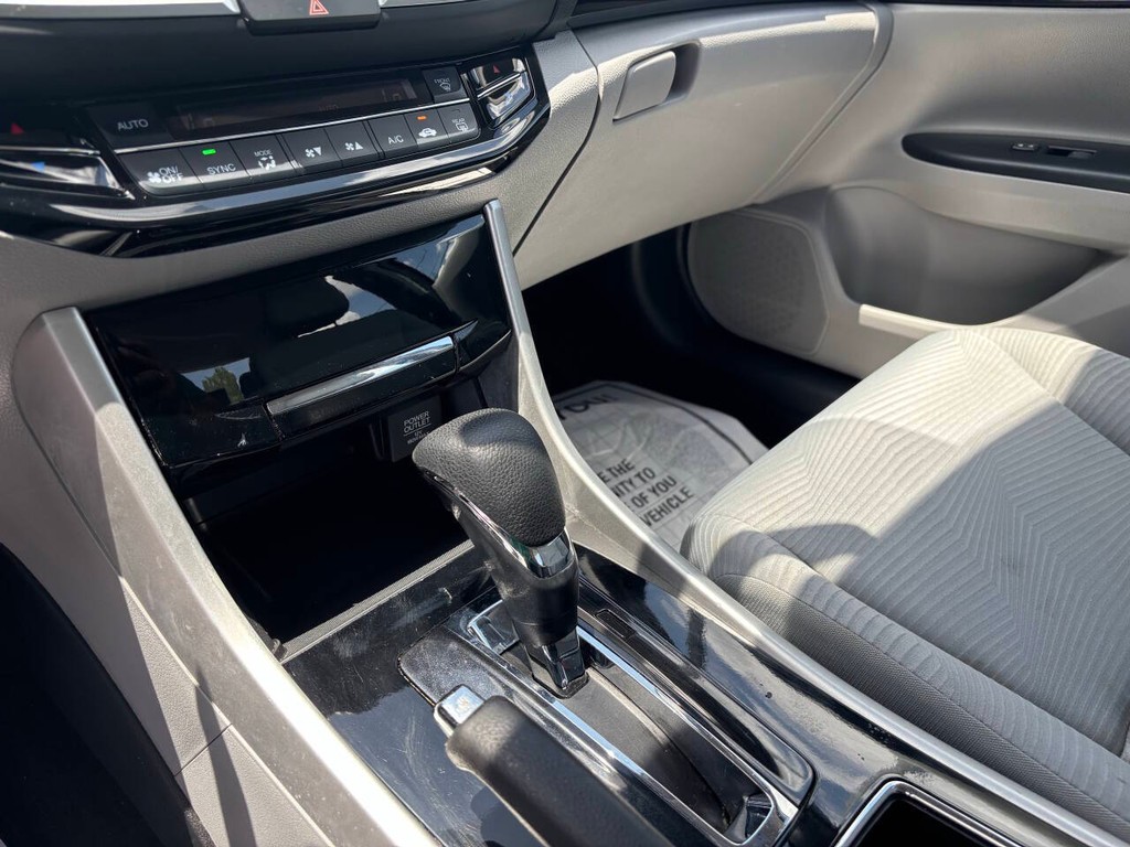 Honda Accord Sedan Vehicle Full-screen Gallery Image 22