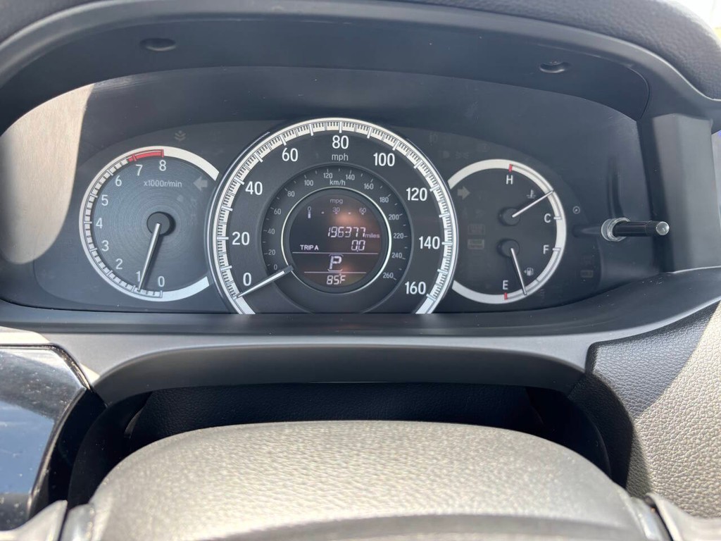 Honda Accord Sedan Vehicle Full-screen Gallery Image 25