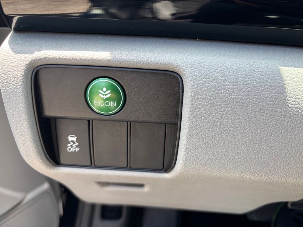 Honda Accord Sedan Vehicle Full-screen Gallery Image 27
