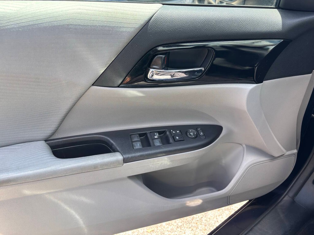 Honda Accord Sedan Vehicle Full-screen Gallery Image 28