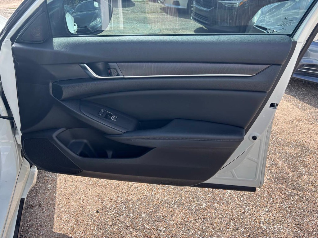 Honda Accord Hybrid Vehicle Full-screen Gallery Image 13