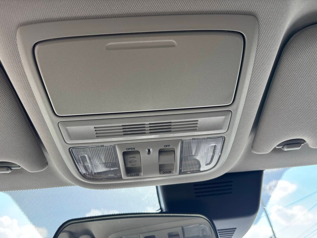 Honda Accord Hybrid Vehicle Full-screen Gallery Image 28