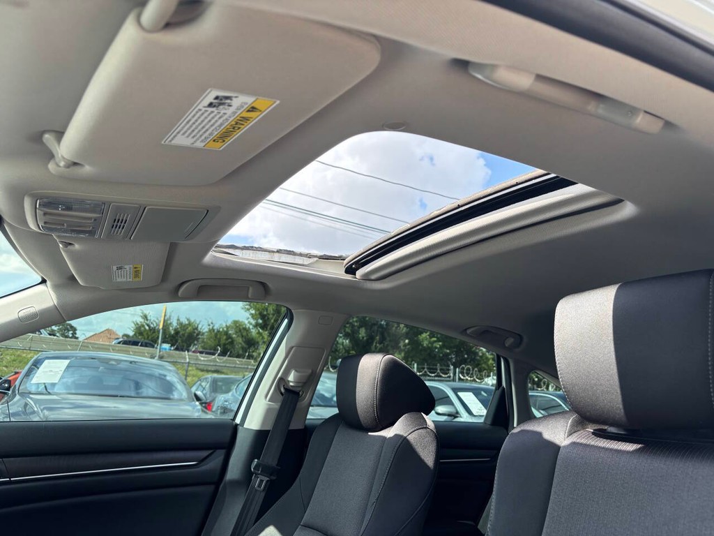 Honda Accord Hybrid Vehicle Full-screen Gallery Image 29
