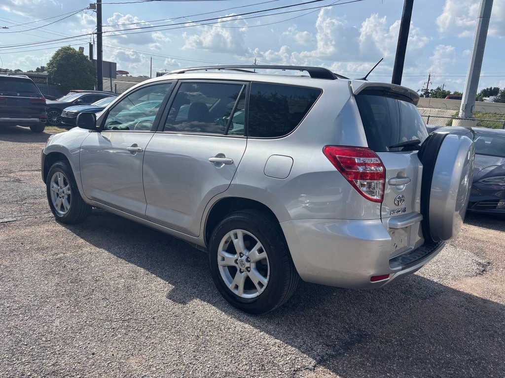 Toyota RAV4 Vehicle Full-screen Gallery Image 05
