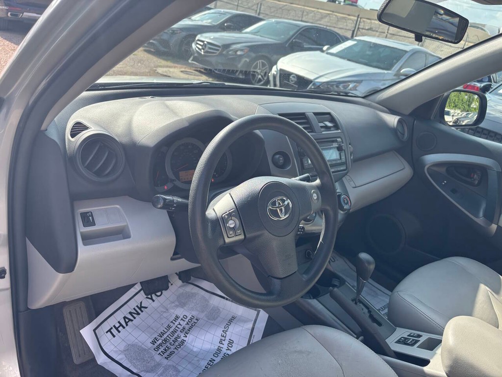 Toyota RAV4 Vehicle Full-screen Gallery Image 08
