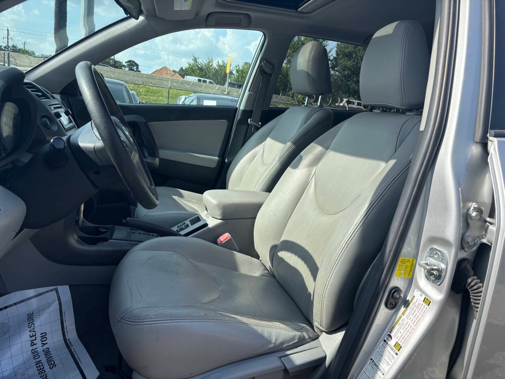 Toyota RAV4 Vehicle Full-screen Gallery Image 09