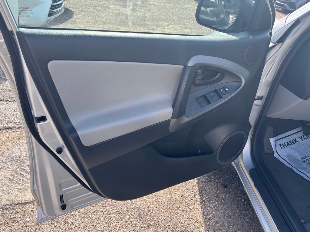 Toyota RAV4 Vehicle Full-screen Gallery Image 10