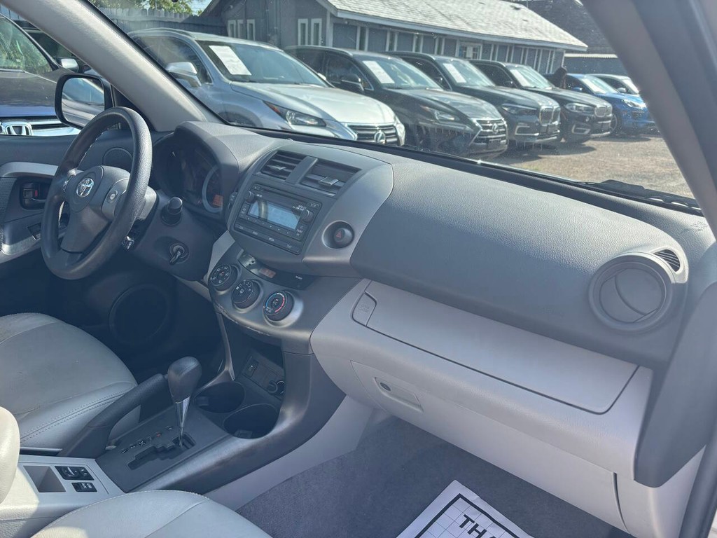 Toyota RAV4 Vehicle Full-screen Gallery Image 11