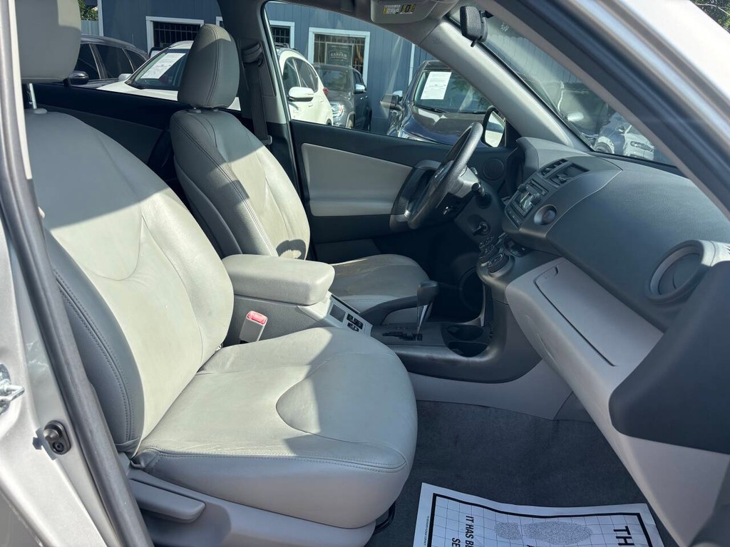 Toyota RAV4 Vehicle Full-screen Gallery Image 12