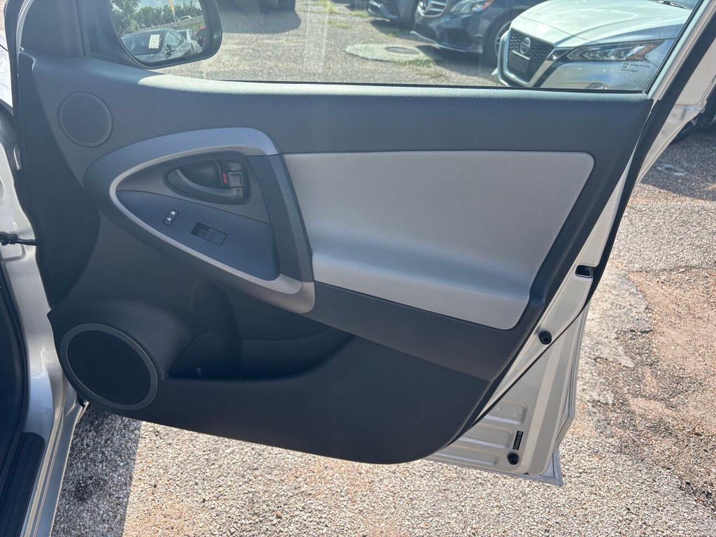 Toyota RAV4 Vehicle Full-screen Gallery Image 13
