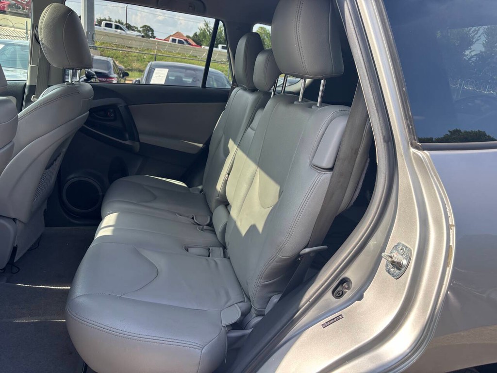 Toyota RAV4 Vehicle Full-screen Gallery Image 14