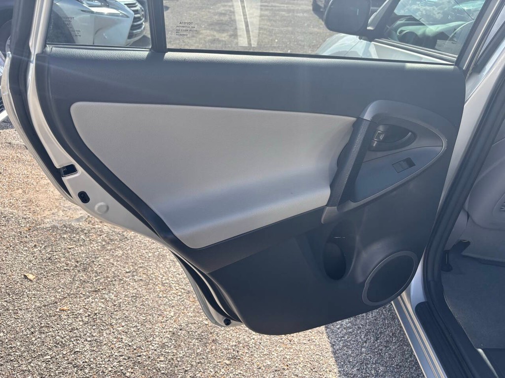 Toyota RAV4 Vehicle Full-screen Gallery Image 15