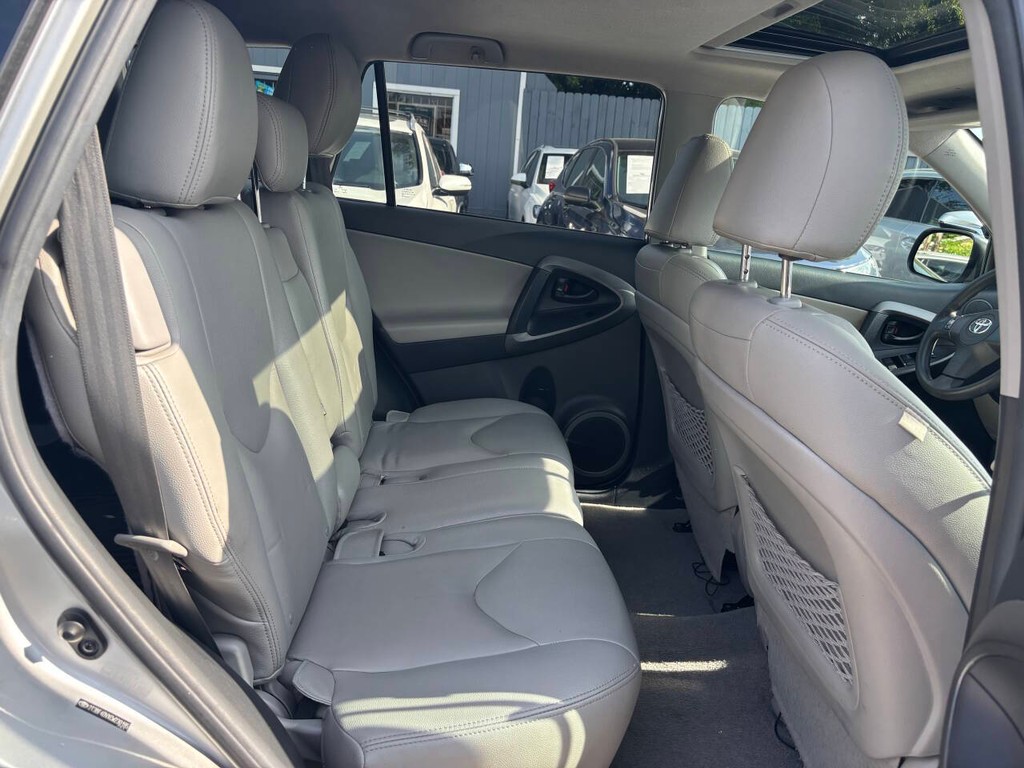 Toyota RAV4 Vehicle Full-screen Gallery Image 16