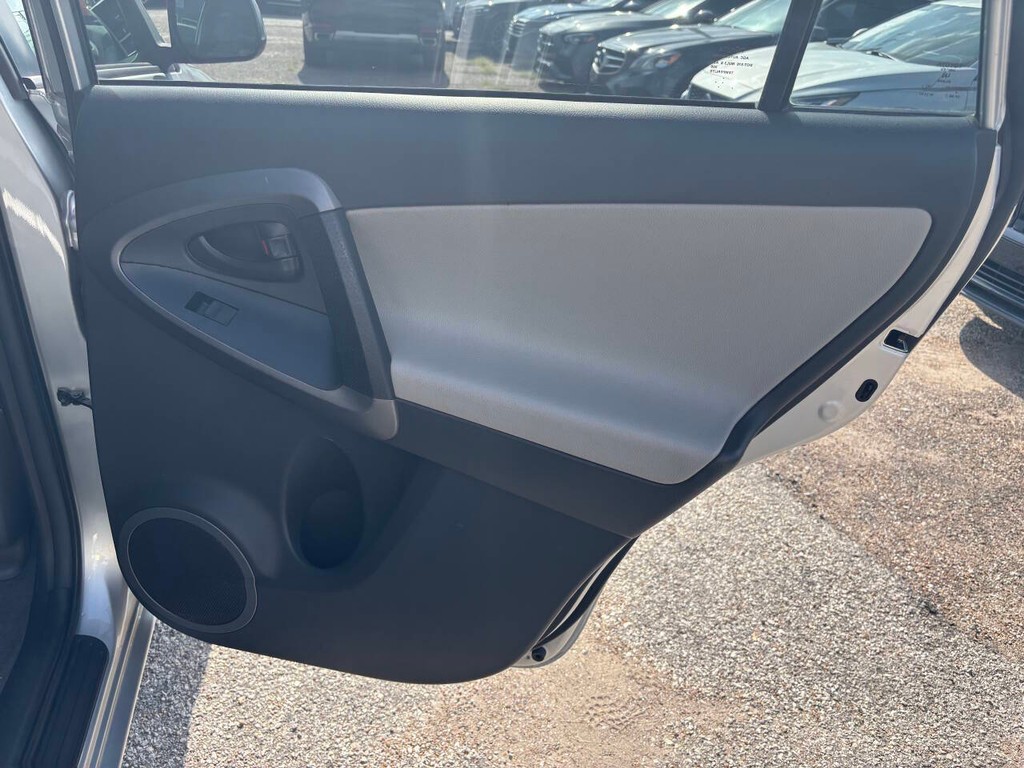 Toyota RAV4 Vehicle Full-screen Gallery Image 17