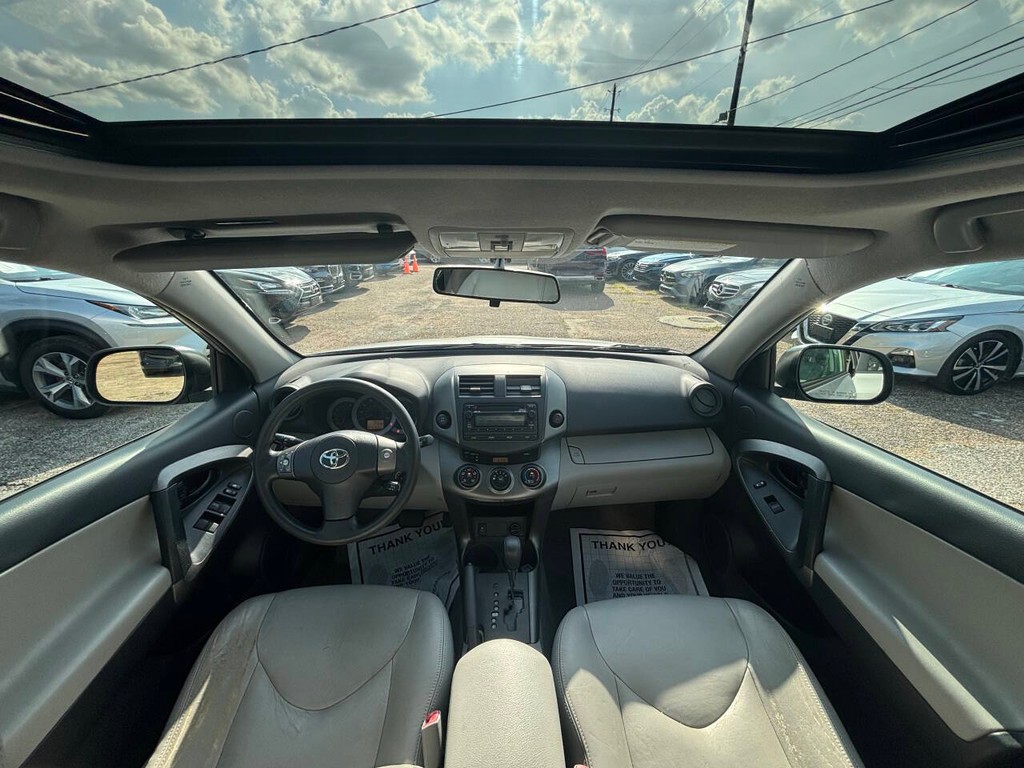 Toyota RAV4 Vehicle Full-screen Gallery Image 18