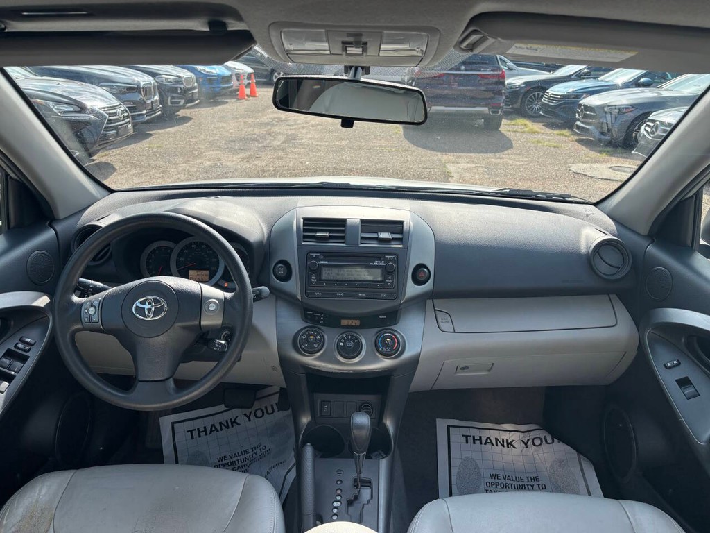 Toyota RAV4 Vehicle Full-screen Gallery Image 19