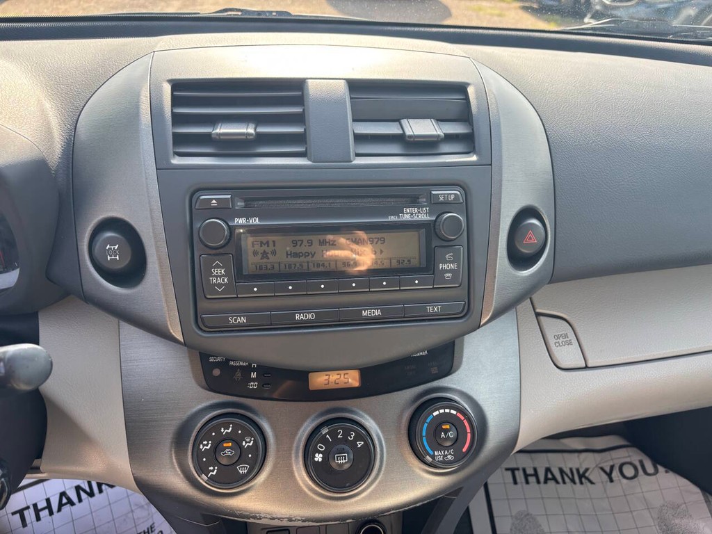 Toyota RAV4 Vehicle Full-screen Gallery Image 20